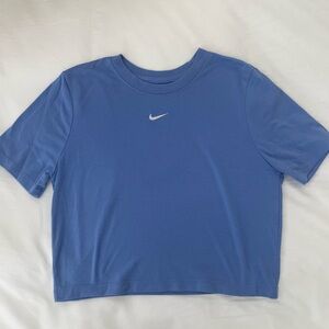 Nike slim fit women’s tee